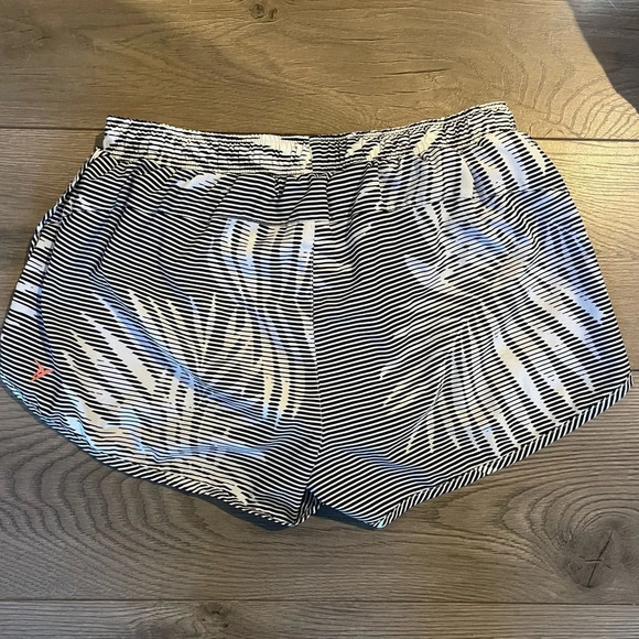 Old Navy Black and White Go-Dry Active Shorts - Picture 2 of 3